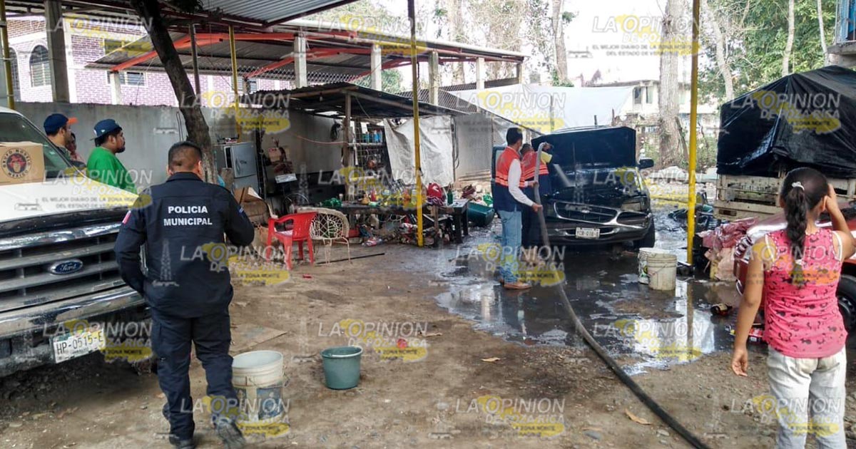 Se incendia camioneta dentro de taller mecánico