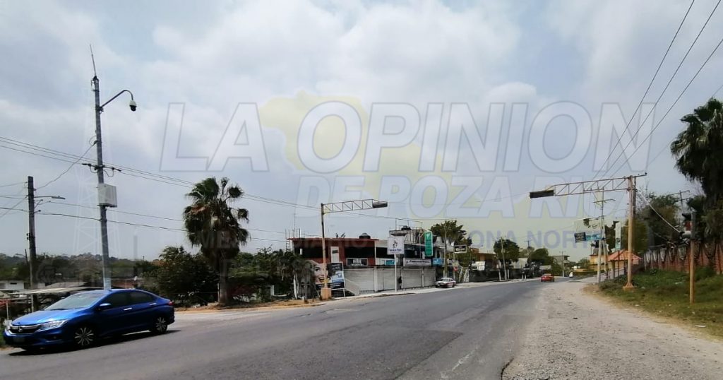 Reportan automovilistas que el semáforo frente a ATPC, Coatzintla, no funciona