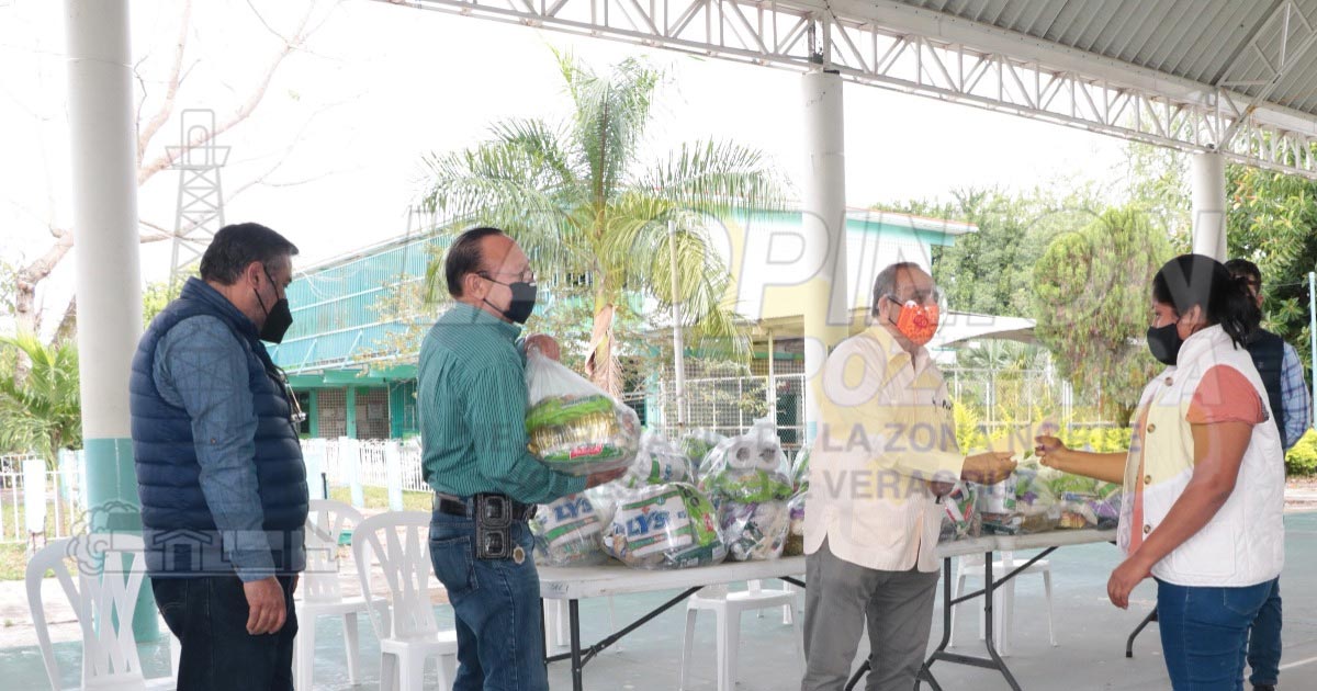 Supervisa alcalde entrega de becas del ramo 33