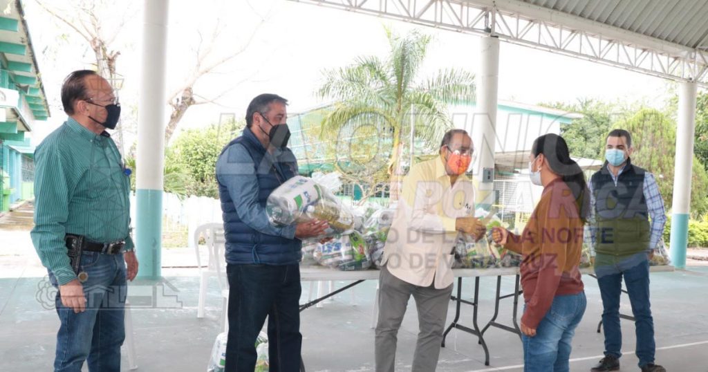 Supervisa alcalde entrega de becas del ramo 33