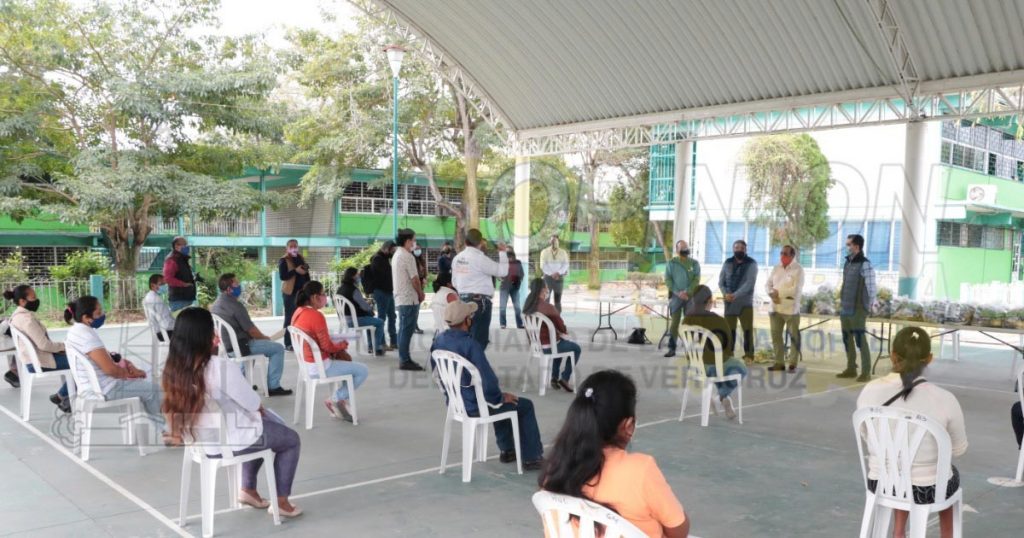 Supervisa alcalde entrega de becas del ramo 33