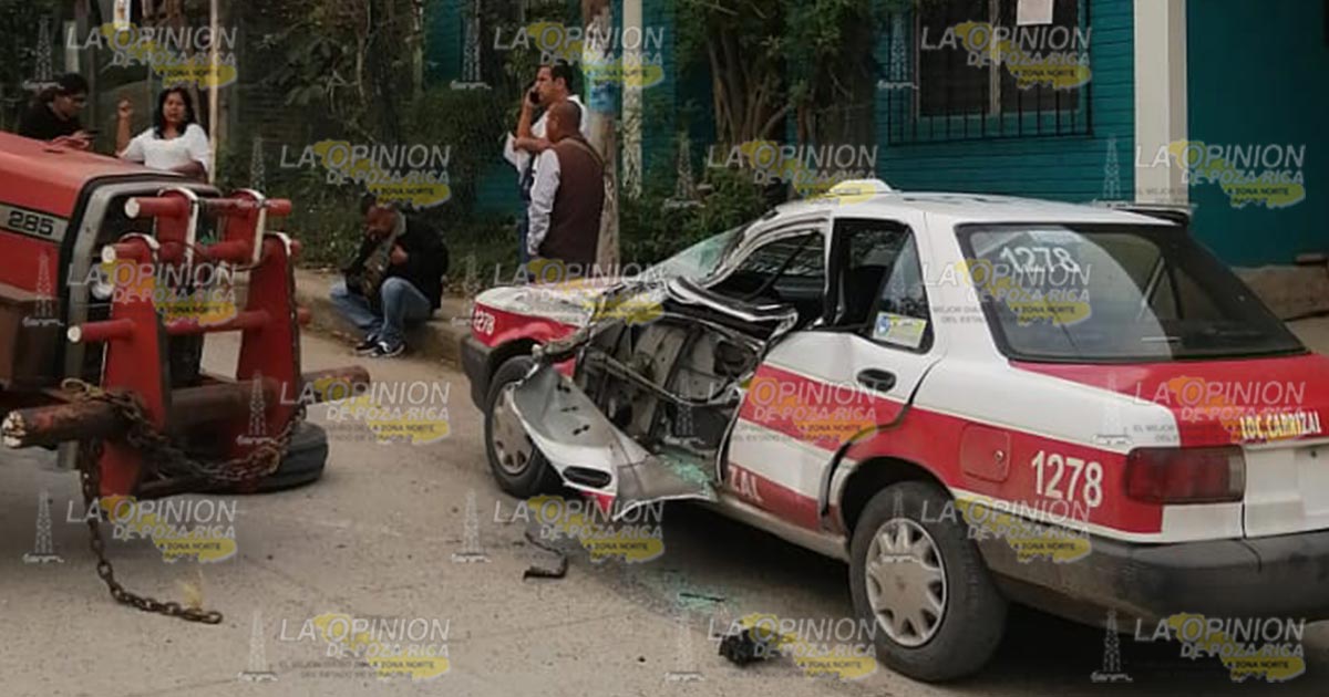 Taxi choca contra tractor