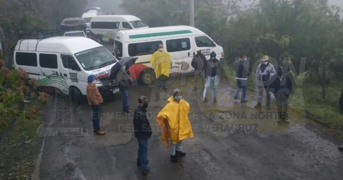 Transportistas de Calnali bloquean carretera