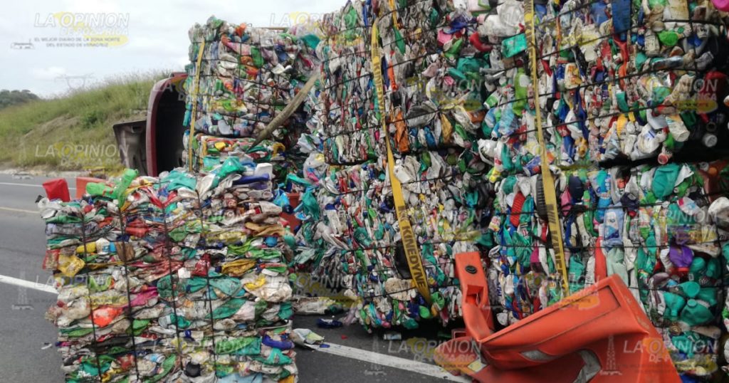 Vuelca tráiler con un cargamento de PET