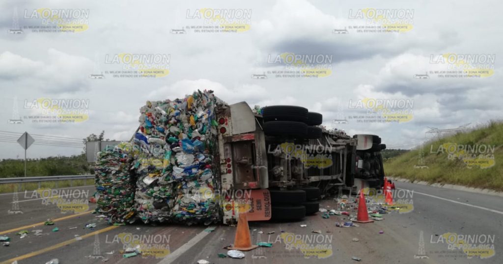 Vuelca tráiler con un cargamento de PET