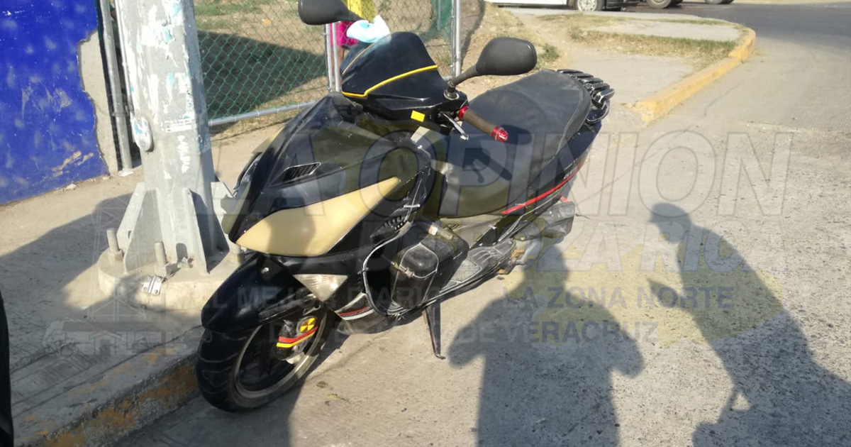 Esquiva camioneta y derrapa