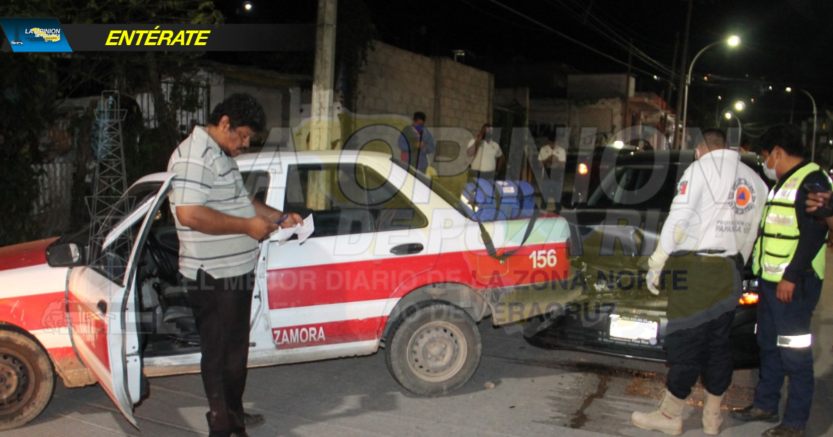 Destrozó su Jetta contra un taxi