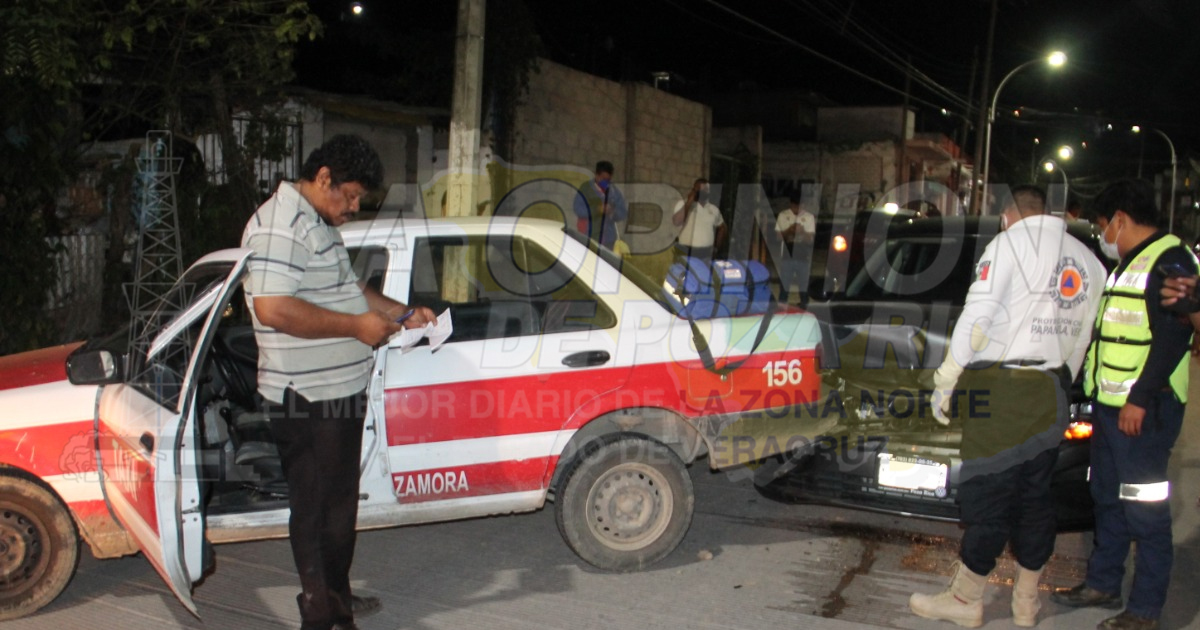 Destrozó su Jetta contra un taxi