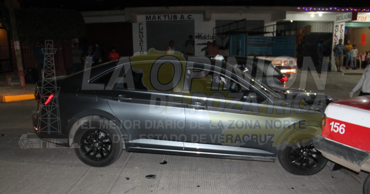 Destrozó su Jetta contra un taxi