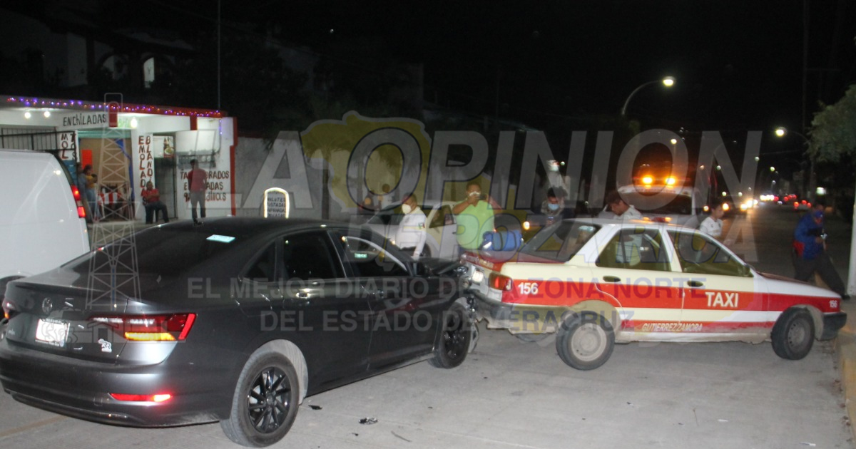 Destrozó su Jetta contra un taxi