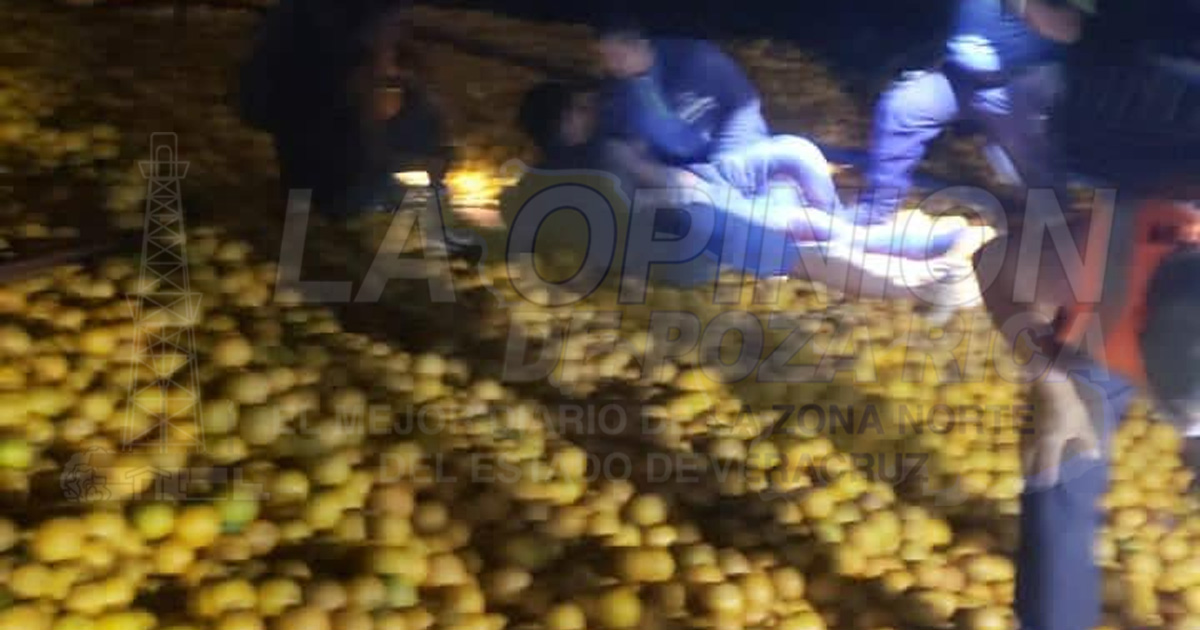 Vuelva camión naranjero en Piedras Clavadas