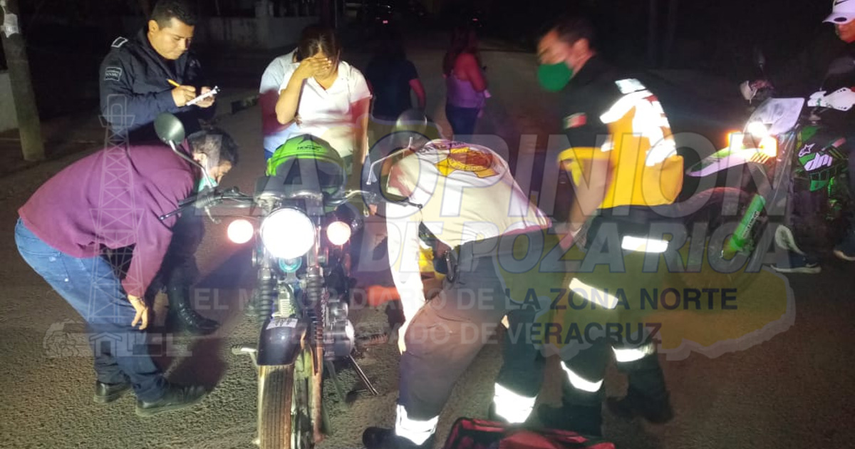 ¡Herida al caer de la moto!