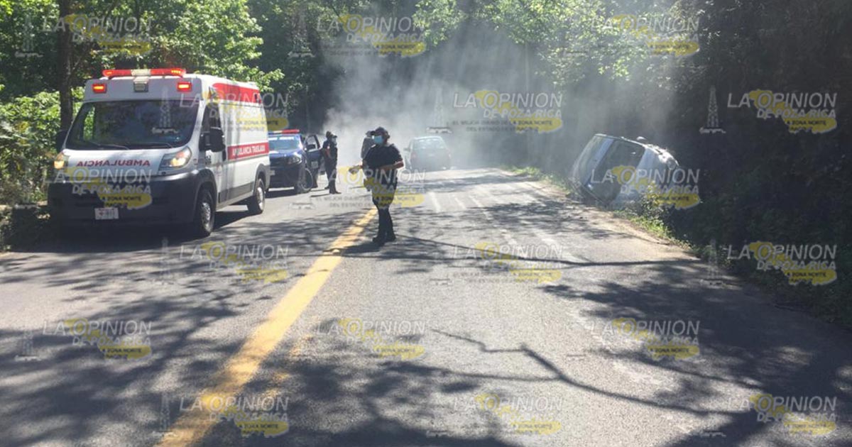 ¡2 mujeres lesionadas en volcadura de automóvil!