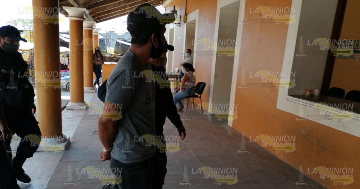 A escobazos le rompe la cabeza a su mujer
