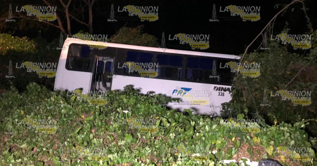 Abandonan autobús de TUPR a punto de volcar en Papantla (Video)