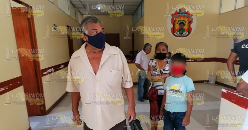 Abuelitos pelean paso de servidumbre