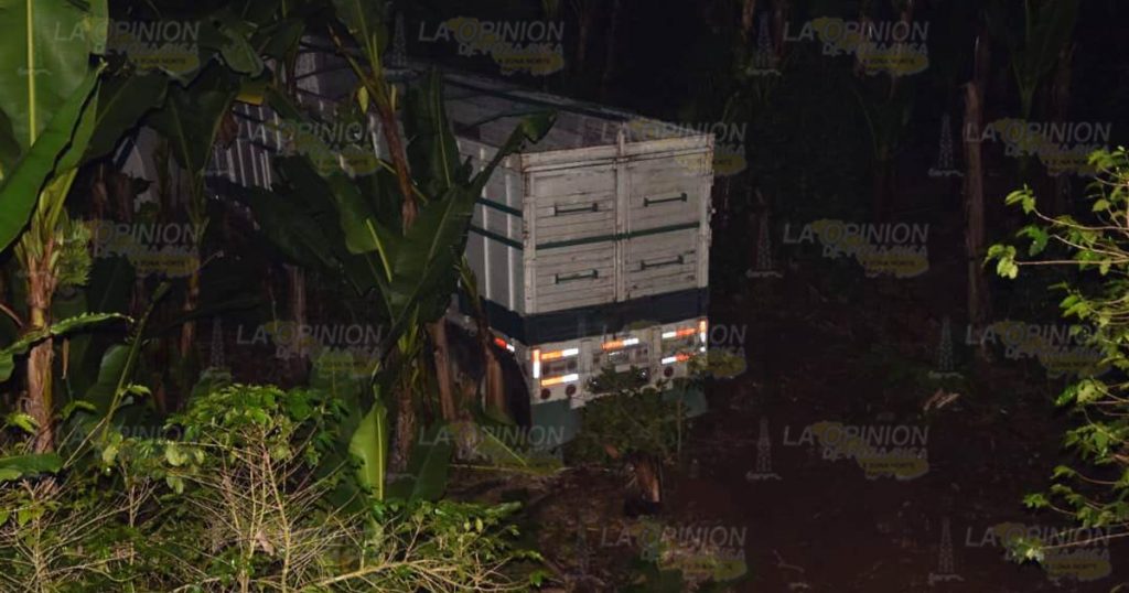 Accidente deja prensado a chofer de un Tsuru