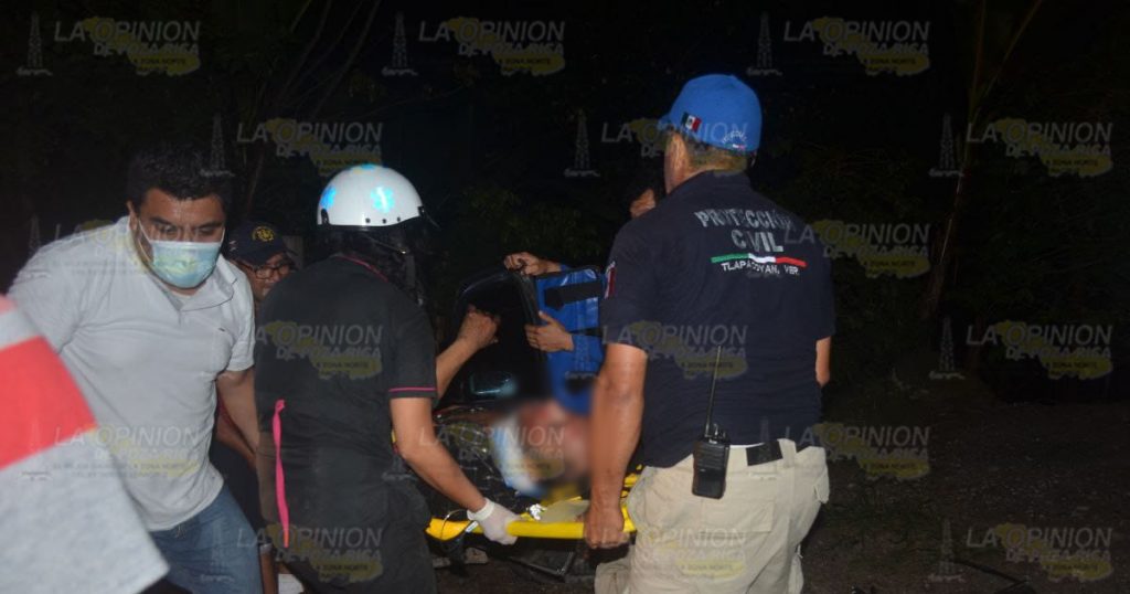 Accidente deja prensado a chofer de un Tsuru