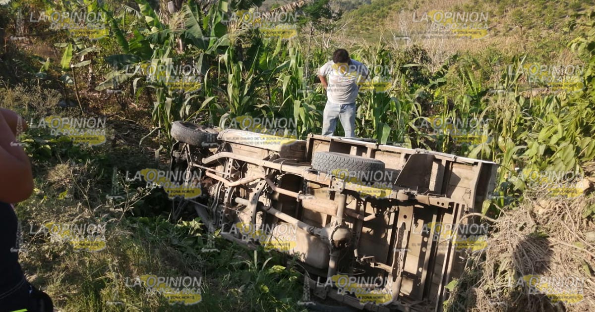 Aparatosa volcadura de camioneta repartidora de pollo, en Cazones