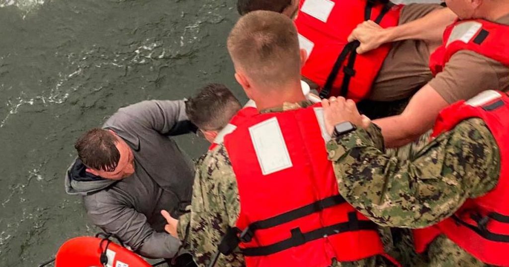 Un muerto y 12 desaparecidos tras naufragio