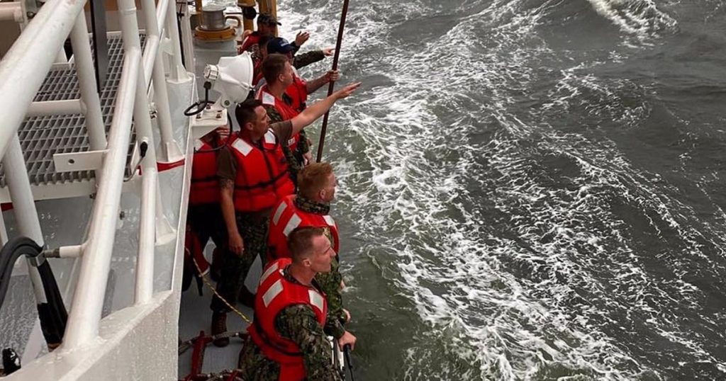 Un muerto y 12 desaparecidos tras naufragio