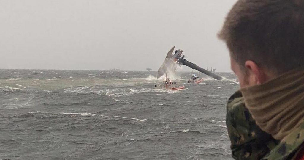 Un muerto y 12 desaparecidos tras naufragio