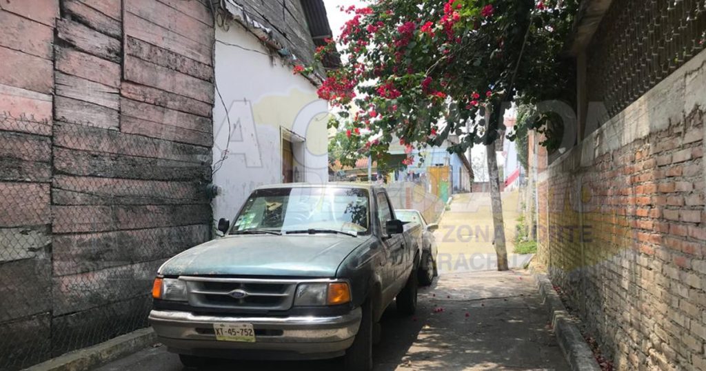 Bloquean callejones en zona centro de Tihuatlán