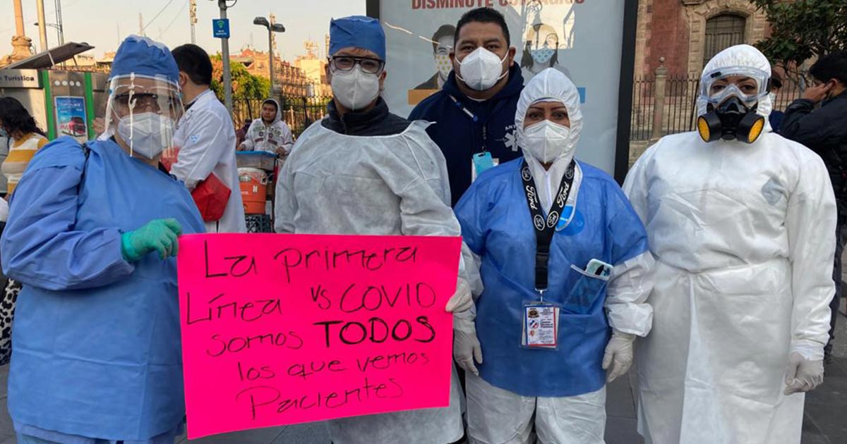 Batea AMLO a médicos privados, vacunará primero a los maestros
