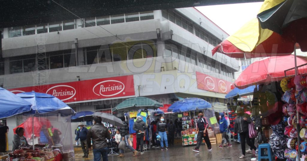 Imposible caminar por las banquetas ambulantes las acaparan