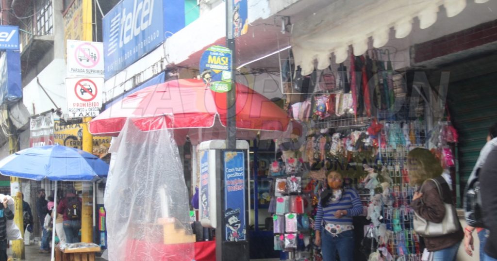 Imposible caminar por las banquetas ambulantes las acaparan
