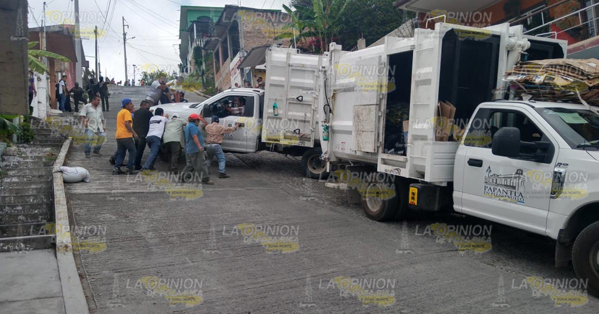 Camión de basura a punto de volcar