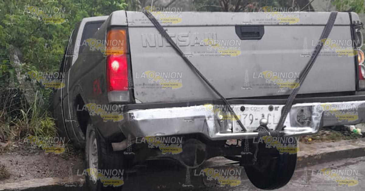 Camioneta se queda sin frenos, se sale del camino