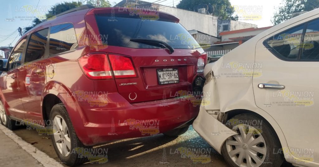 Se echa de reversa y choca