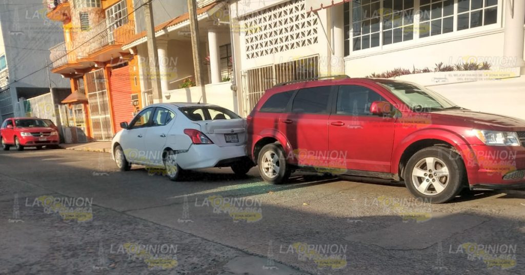 Se echa de reversa y choca