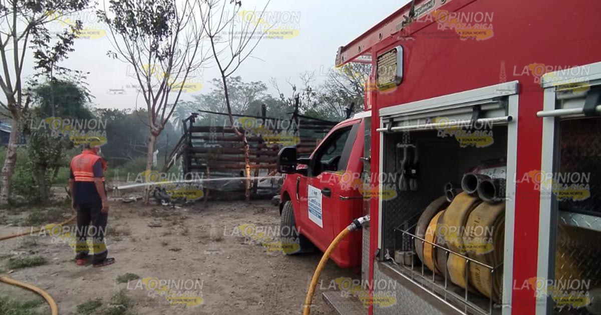 Choza es consumida por un incendio