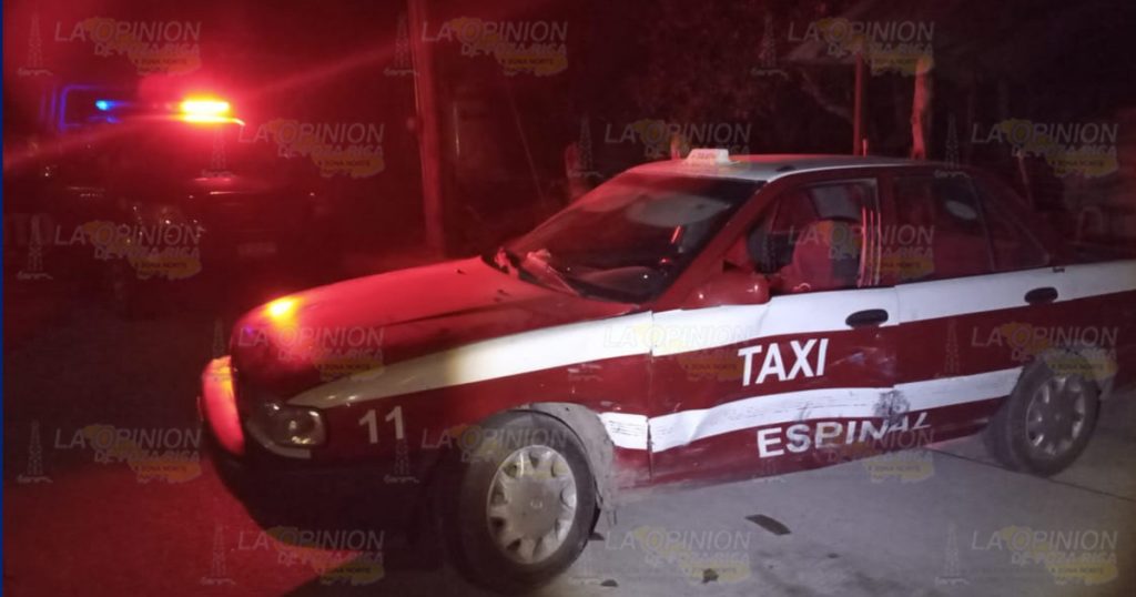 Conducía sin luces y chocó un taxi