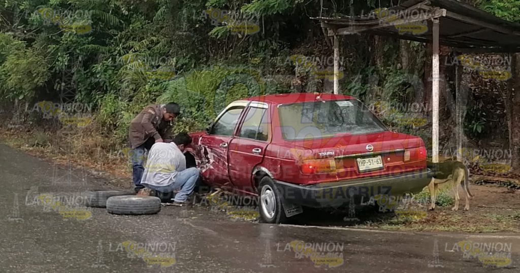 Destrozan un Nissan en la peligrosa curva La Viuda, en Cazones