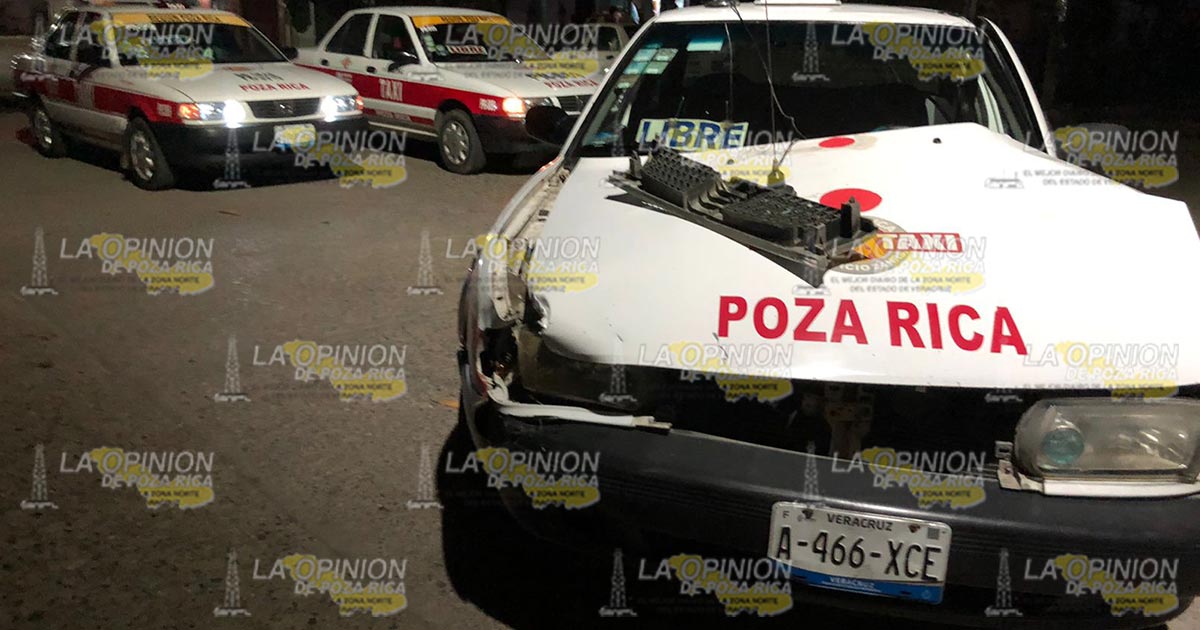 Destrozan taxi en aparatoso choque en Poza Rica (Video)