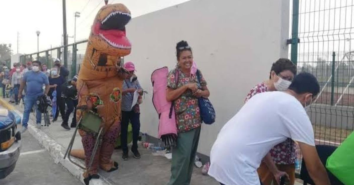 (+ Video) Se viste de dinosaurio para acompañar a su mamá a vacunarse contra Covid-19