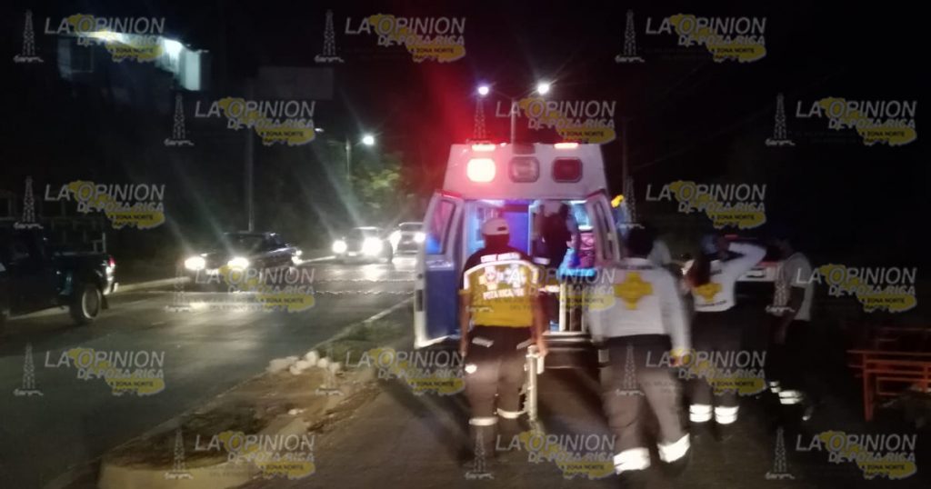 Grave al ser embestido por un taxi