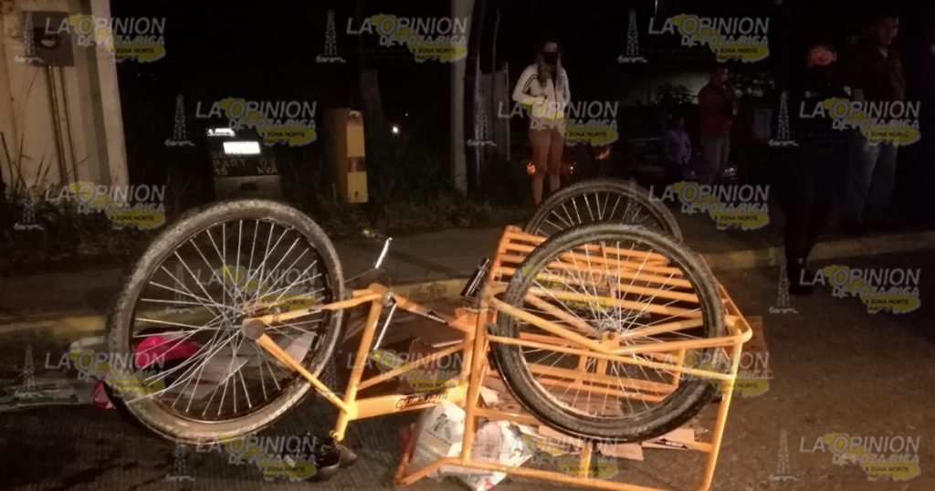 Grave al ser embestido por un taxi