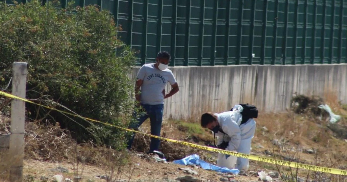 Hallan el cuerpo de un bebé golpeado y calcinado cerca de las vías del tren en Puebla