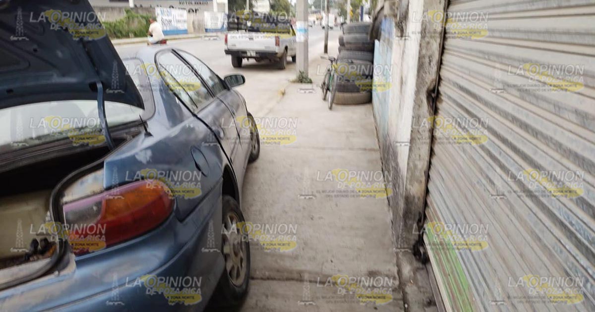 Imprudente conductor choca contra un automóvil estacionado