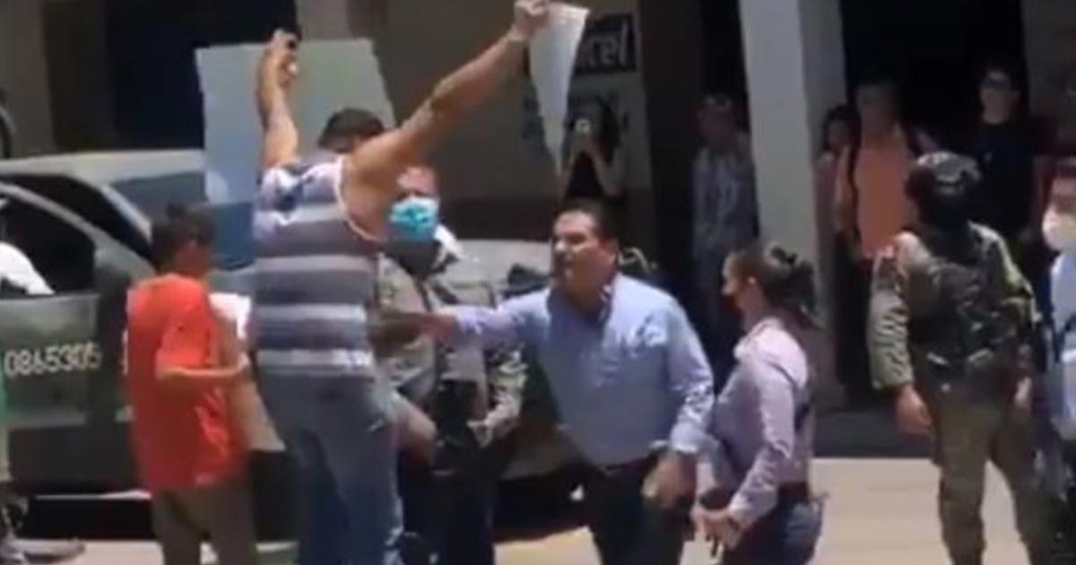 “Era un halconero”, dice Aureoles sobre el manifestante al que empujó