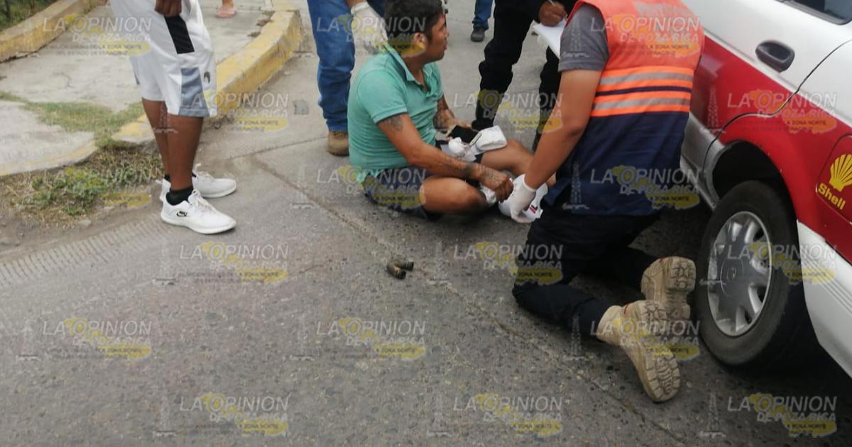 Motociclista es embestido por un taxi