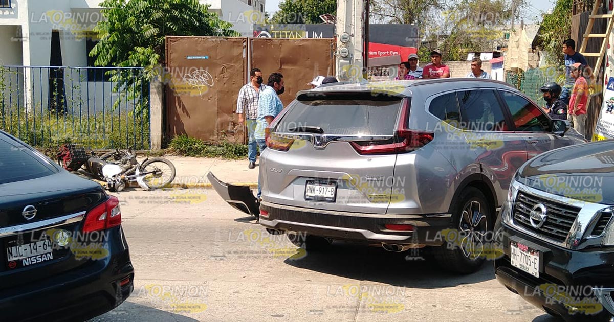 Motociclista lesionado al ser arrollado con una camioneta