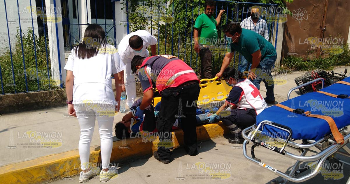 Motociclista lesionado al ser arrollado con una camioneta