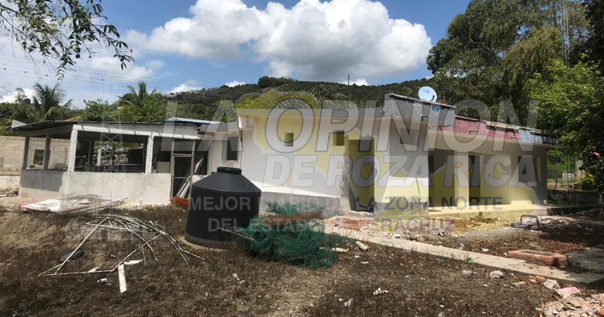 Paralizada, construcción de clínica rural en Tihuatlán