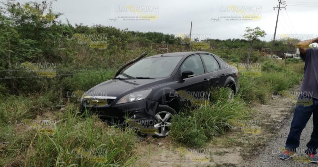 Pierde el control y se sale del camino