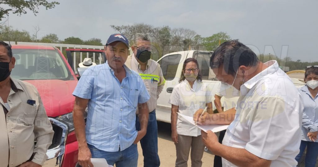 (+ Video) Productores de caña bloquean salida de bodega de azúcar en ingenio de Pánuco